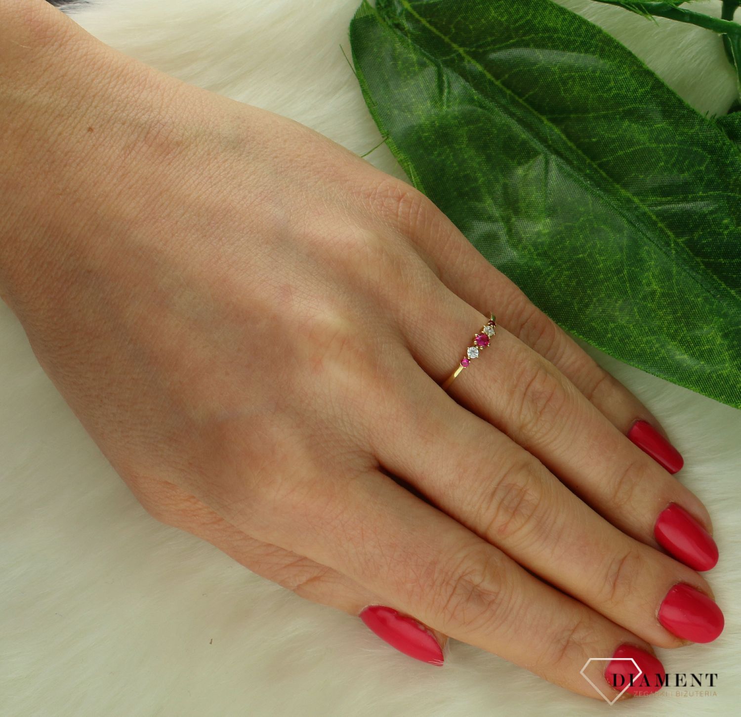 Złoty pierścionek damski 375 zaręczynowy z czerwonymi cyrkoniami PI 6579A 375. Złoty pierścionek damski. Pierścionek damski ze złota. Pierścionek damski na prezent dla kobiety. Pierścionek złoty zaręczynowy..jpg